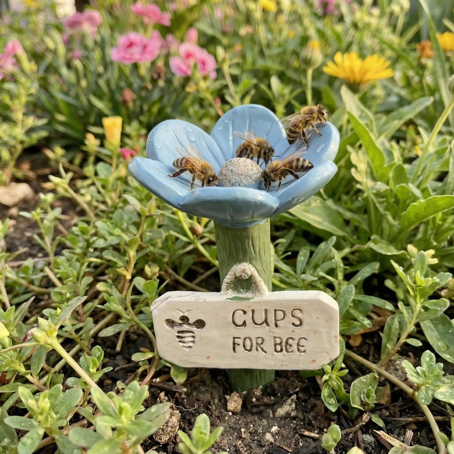 BeeBloom Pro™ Vattenstation – Hjälp bin och fjärilar med en vacker blomskål